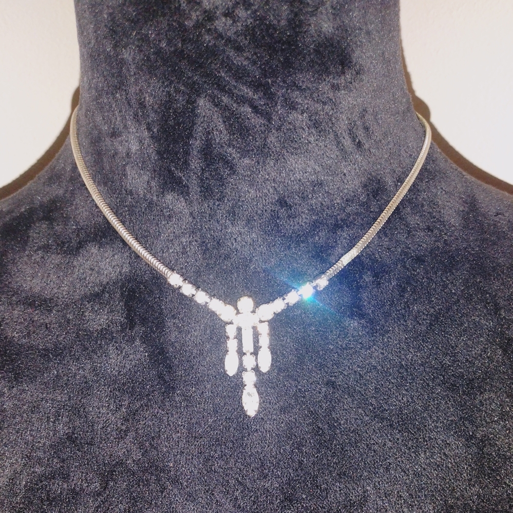 Leo Glass Vintage Necklace